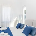 Maison Blue アパート カプリ